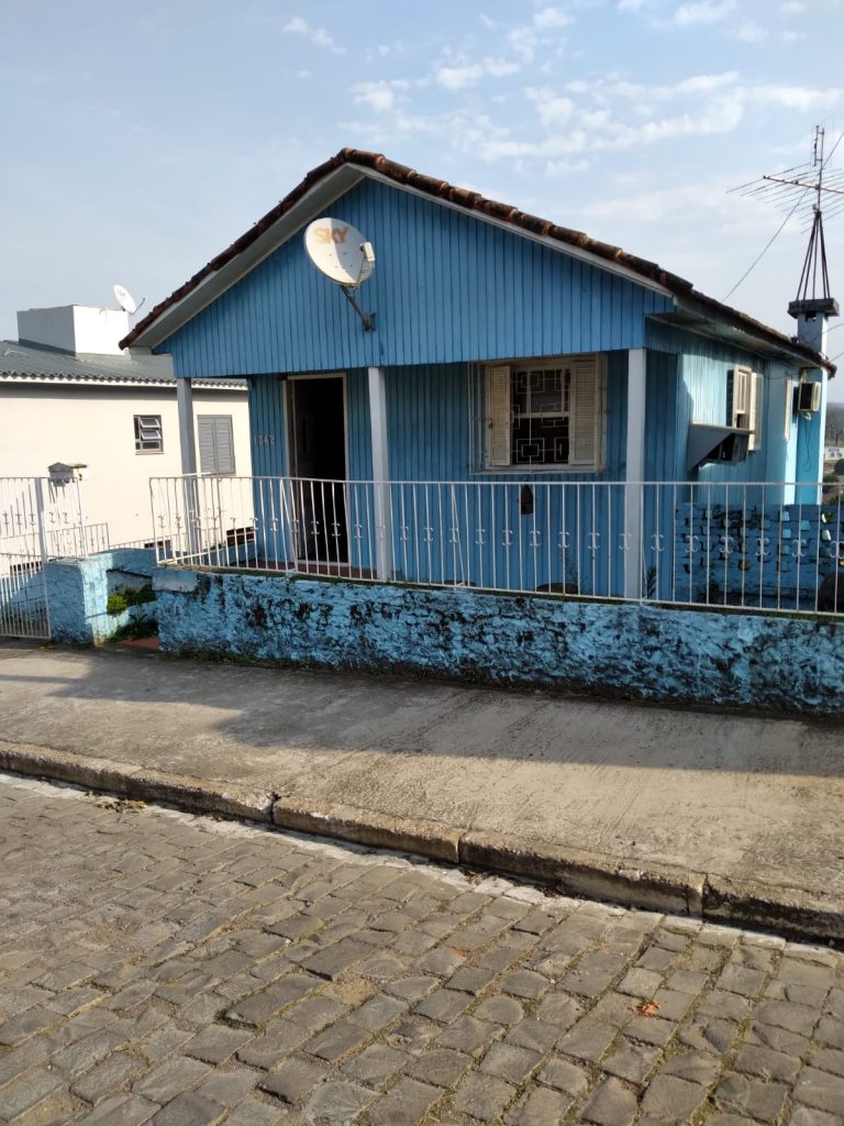 AMPLO TERRENO com casa próximo a lagoa