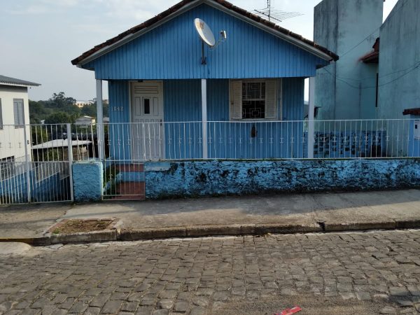 AMPLO TERRENO com casa próximo a lagoa