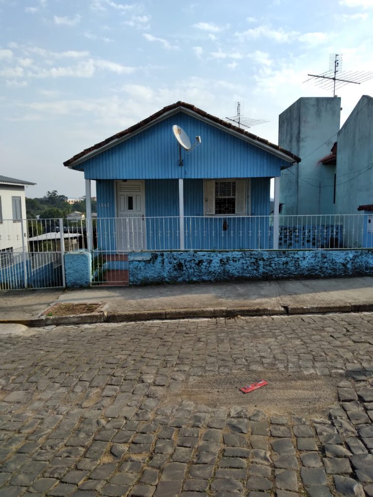 AMPLO TERRENO com casa próximo a lagoa