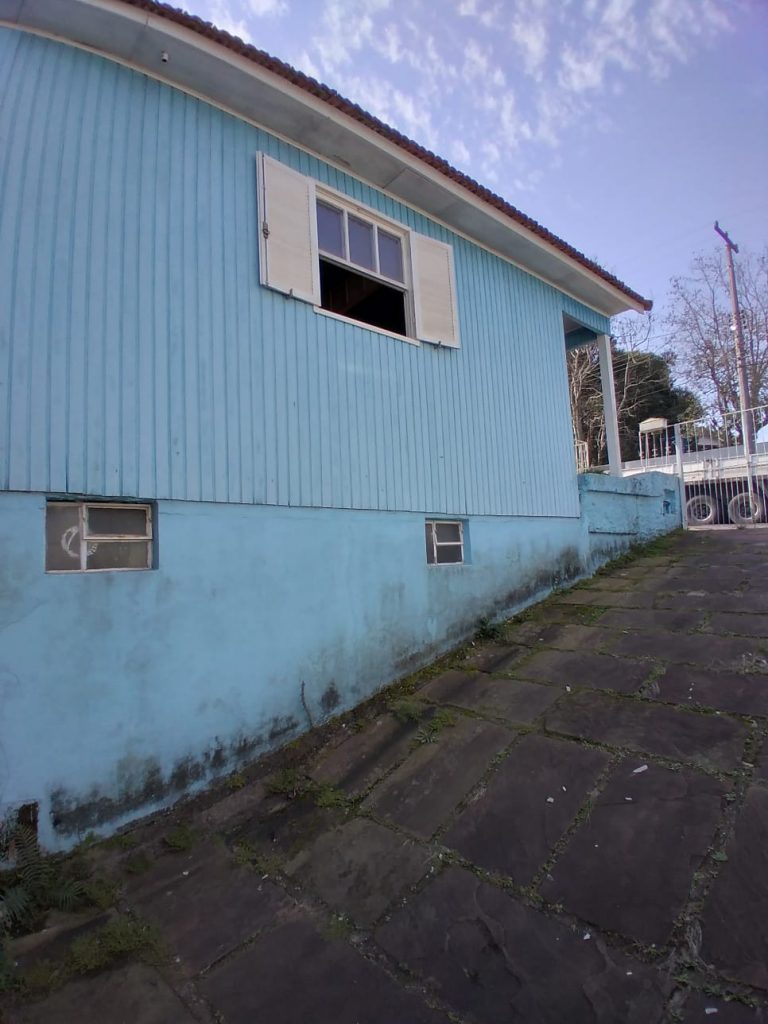 AMPLO TERRENO com casa próximo a lagoa
