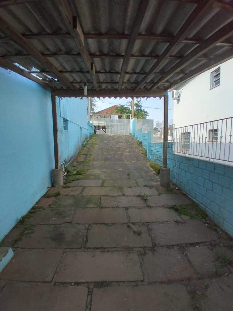 AMPLO TERRENO com casa próximo a lagoa