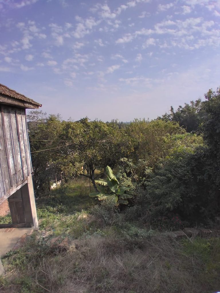 AMPLO TERRENO com casa próximo a lagoa