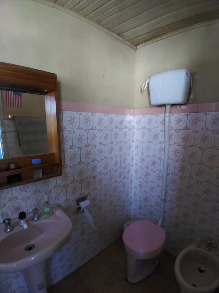 AMPLO TERRENO com casa próximo a lagoa