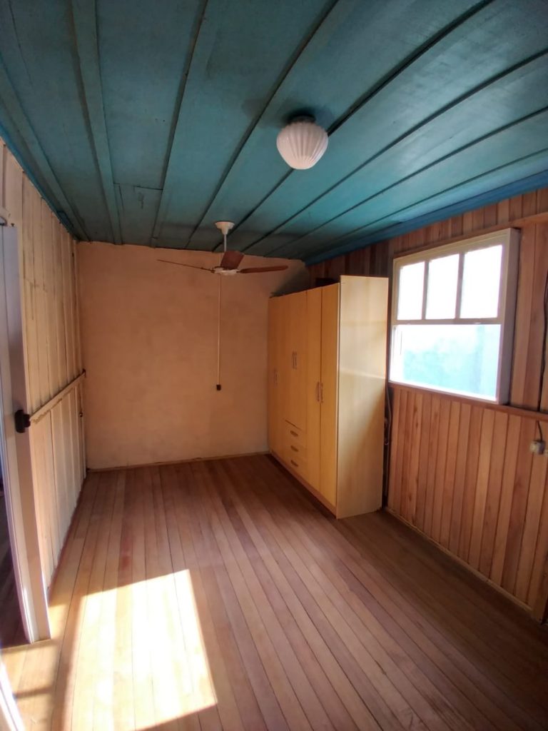AMPLO TERRENO com casa próximo a lagoa