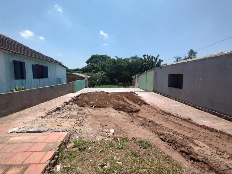 Terreno com casa mista – Bairro Praia