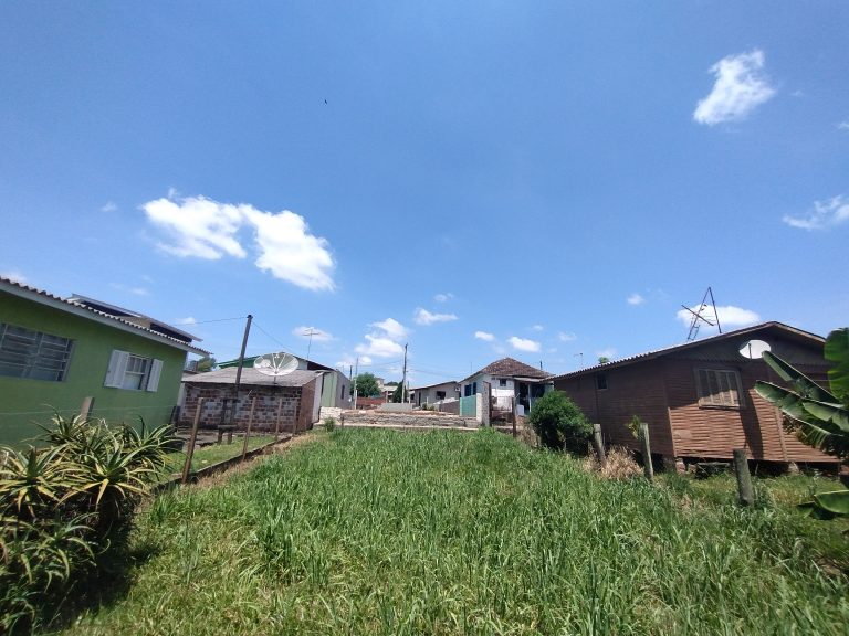 Terreno com casa mista – Bairro Praia