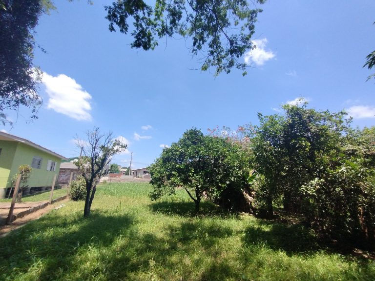 Terreno com casa mista – Bairro Praia