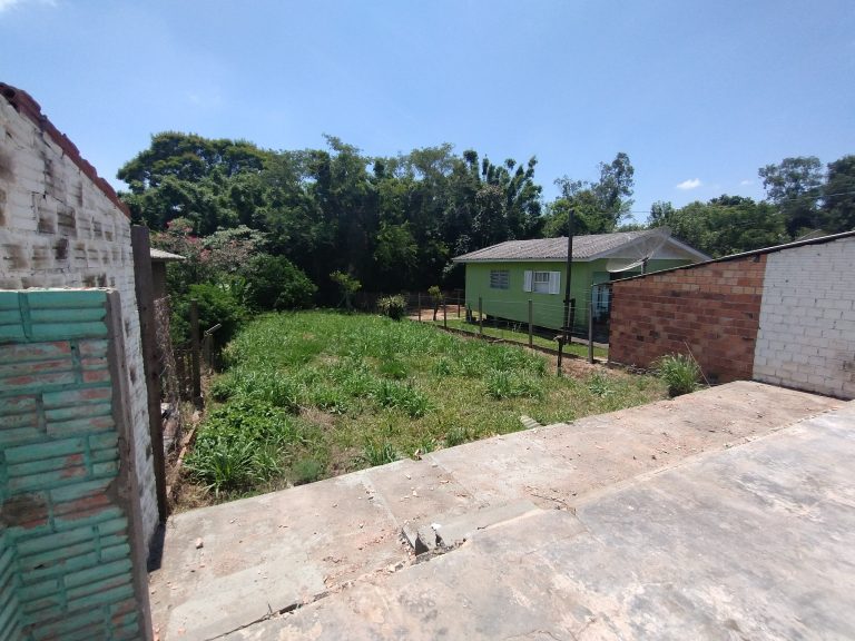 Terreno com casa mista – Bairro Praia