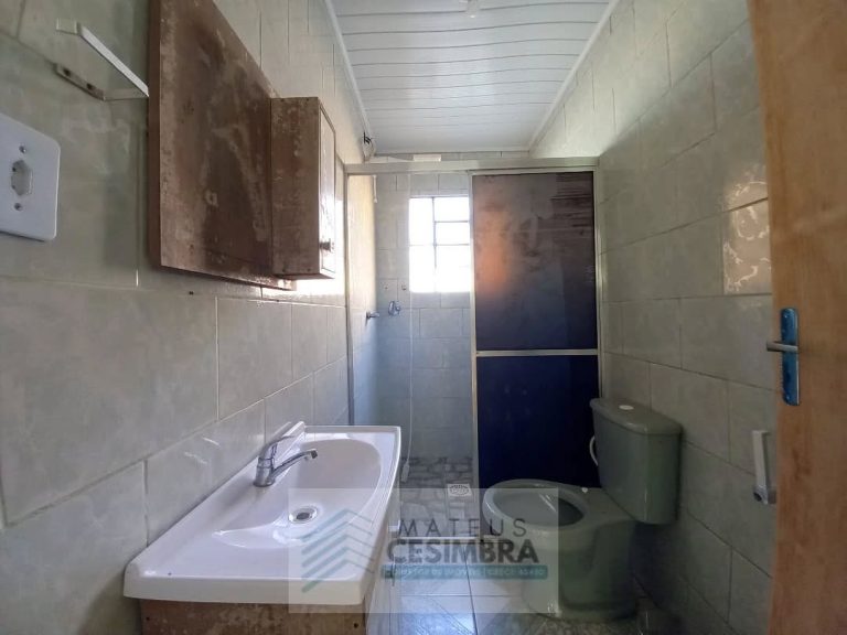 CASA COM AMPLO TERRENO – PRAIA