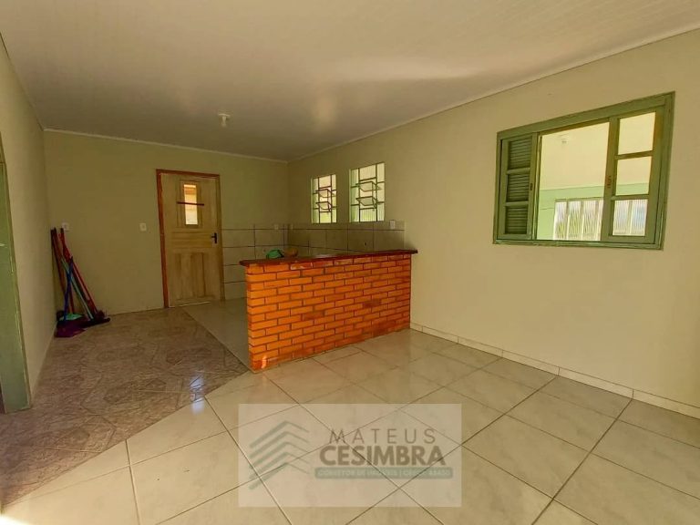 CASA COM AMPLO TERRENO – PRAIA