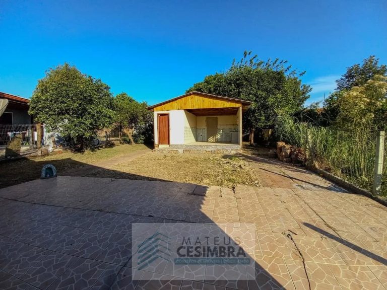 CASA COM AMPLO TERRENO – PRAIA