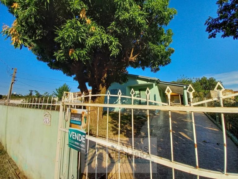 CASA COM AMPLO TERRENO – PRAIA