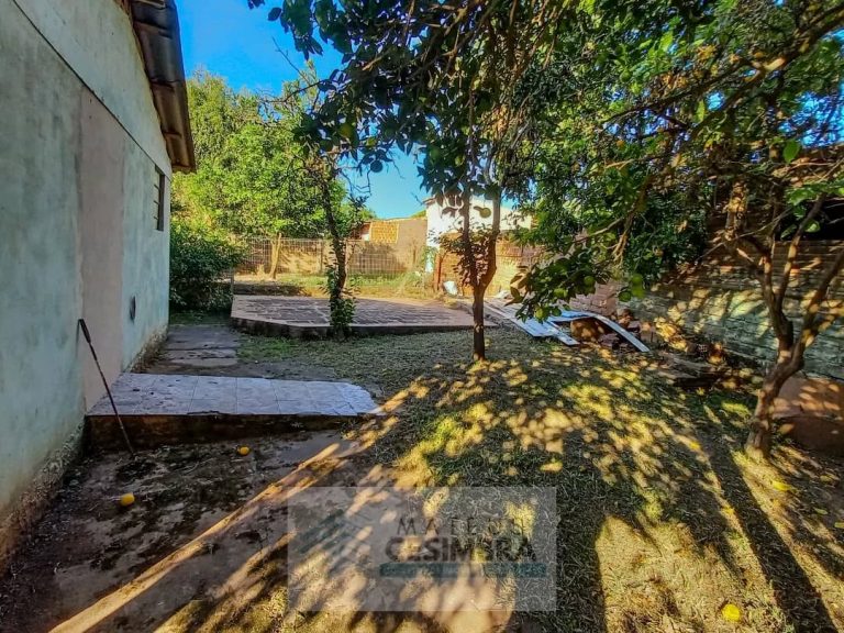 CASA COM AMPLO TERRENO – PRAIA