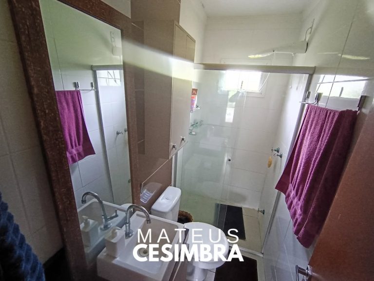 LINDO SOBRADO DE ESQUINA À VENDA!