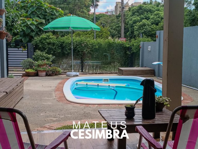 LINDO SOBRADO DE ESQUINA À VENDA!