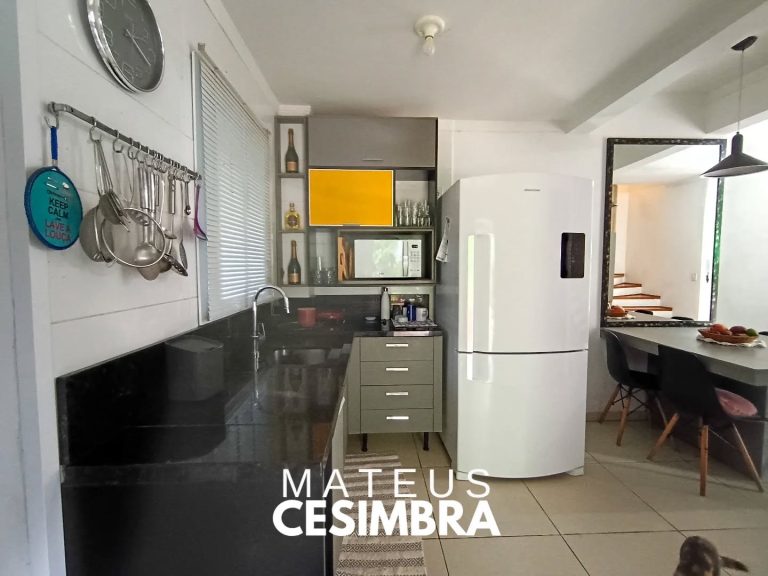 LINDO SOBRADO DE ESQUINA À VENDA!