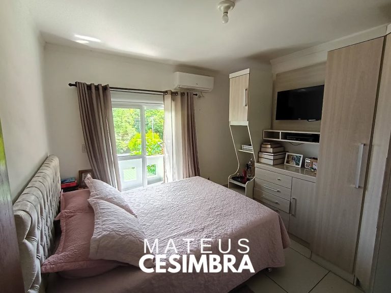 LINDO SOBRADO DE ESQUINA À VENDA!