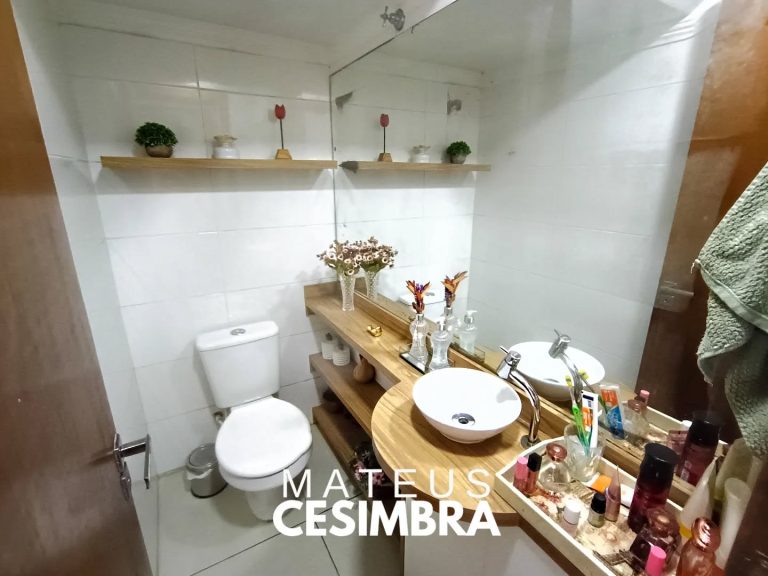 LINDO SOBRADO DE ESQUINA À VENDA!