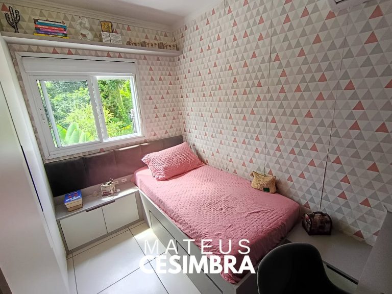 LINDO SOBRADO DE ESQUINA À VENDA!