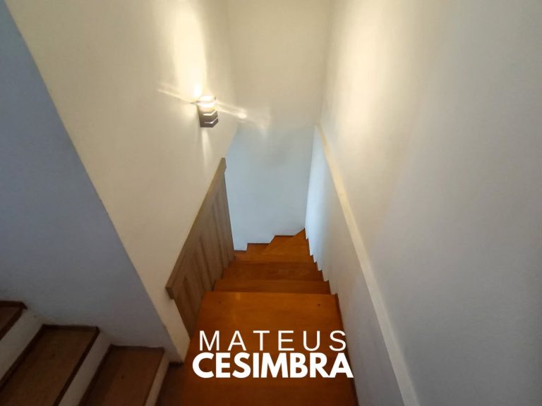 LINDO SOBRADO DE ESQUINA À VENDA!