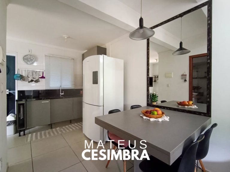 LINDO SOBRADO DE ESQUINA À VENDA!