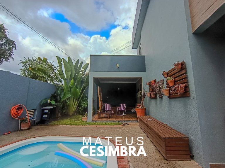 LINDO SOBRADO DE ESQUINA À VENDA!