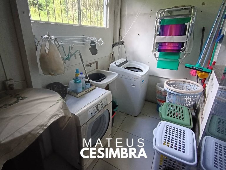 LINDO SOBRADO DE ESQUINA À VENDA!